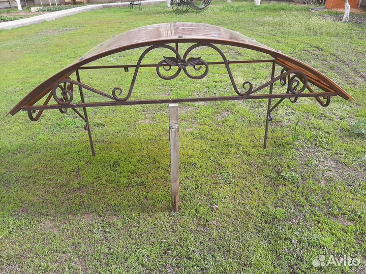 Козырек над крыльцом