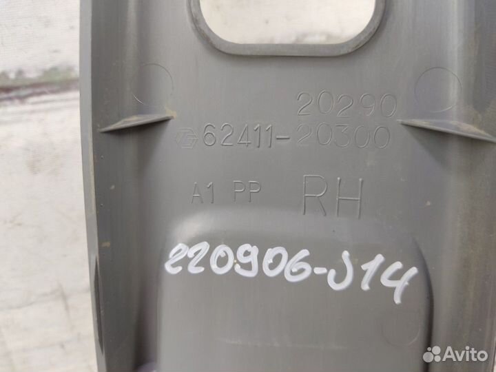 Обшивка стойки центральной правой верхняя Carina E