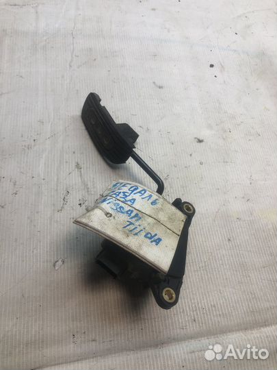Педаль газа Nissan Tiida C11, HR16