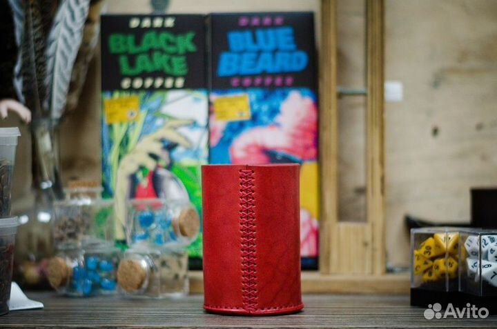 Красный кожаный стакан для костей/кубов