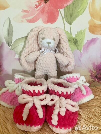 Связанный зайка для новорожденного из плюша