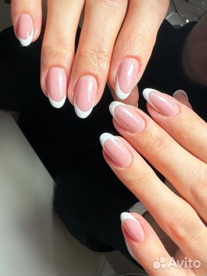 Модель на маникюр с покрытием и наращивание ногтей