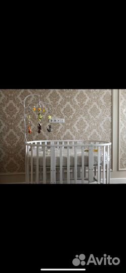 Детская кроватка с маятником