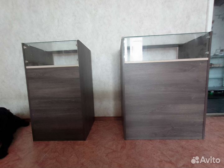 Два стеллажа со стеклом
