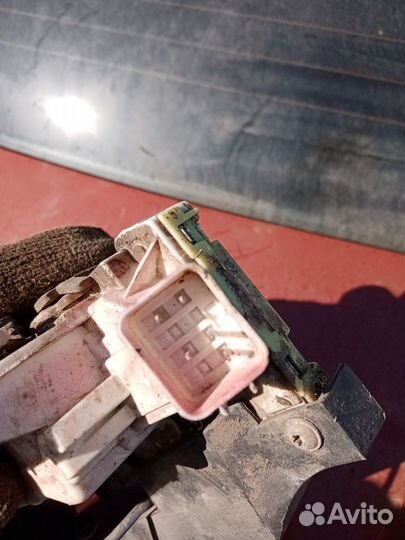 Замок передней двери правый Ford Focus 1