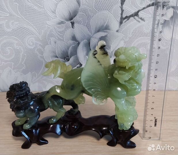 Статуэтка из нефрита Семья крылатых львов