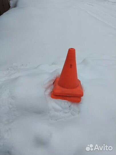 Конус дорожный