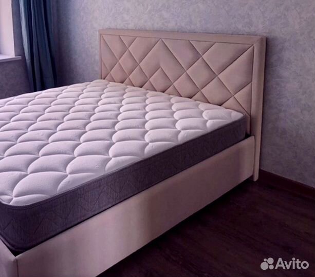 Белая кровать