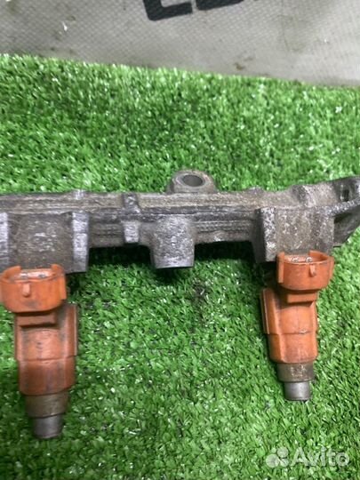 Топливная рейка с форсунками Mitsubishi Carisma