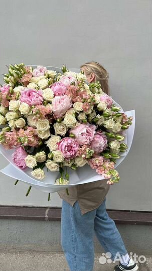 Роза кустовая и пионы большие букеты