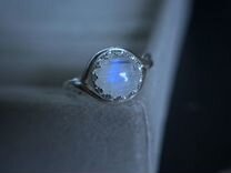 Серебряное кольцо с натуральным лунным камнем 17р