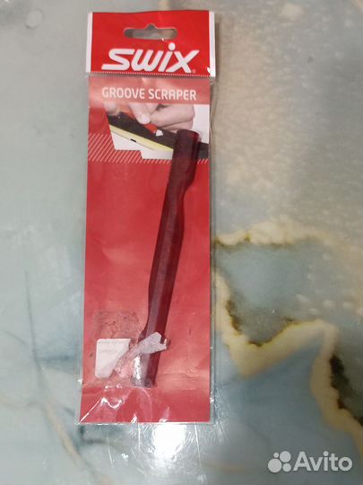 Скребок swix для желобка лыж