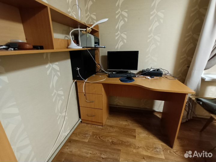 Стол компьютерный б/у со шкафом и полкой