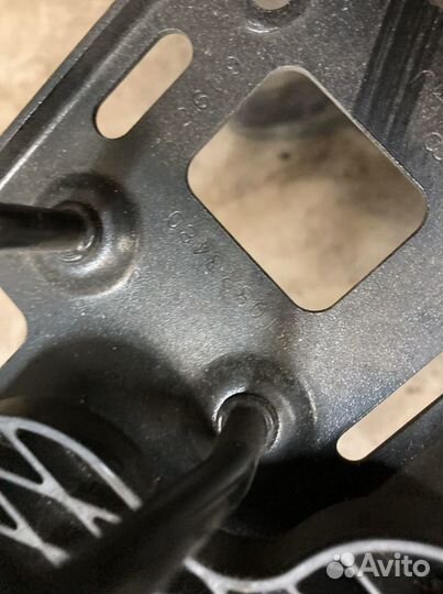 Крюк капота Audi A4 B8 8T0823480