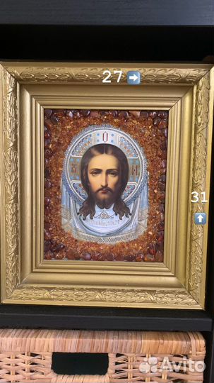 Икона украшена янтарем