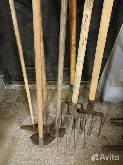 Лопаты, вилы, грабли, тяпки