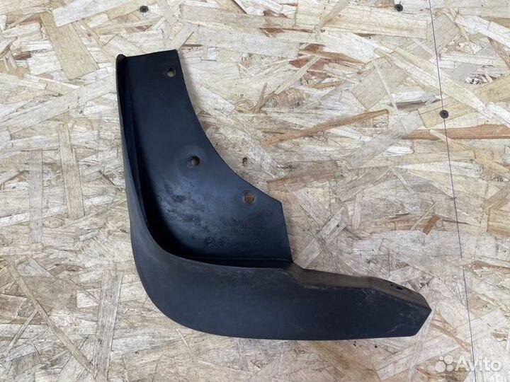 Брызговик передний левый Renault Duster