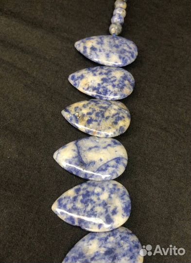 Колье из натуральных камней содалит