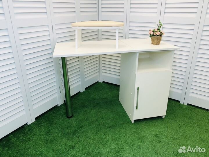 Маникюрный стол