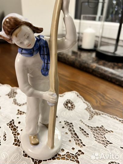 Фарфоровая статуэтка лыжник лфз