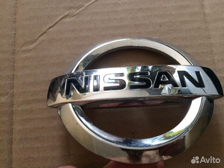 Эмблема Nissan 90981EB300