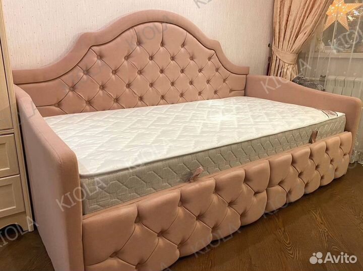 Детская кровать с мягкой спинкой