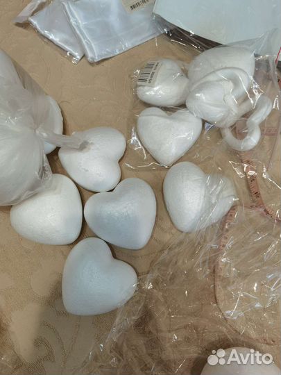 Пенопластовые шары и сердца