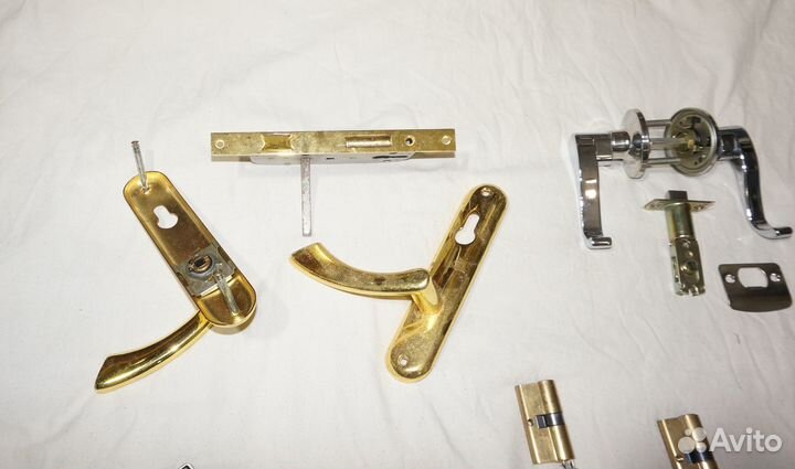 Замок врезной. Личинки. Ручка с защелкой