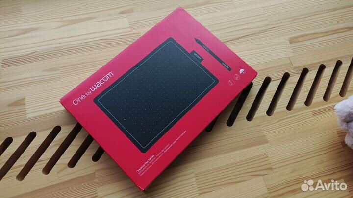 Планшет графический Wacom One Medium, красный