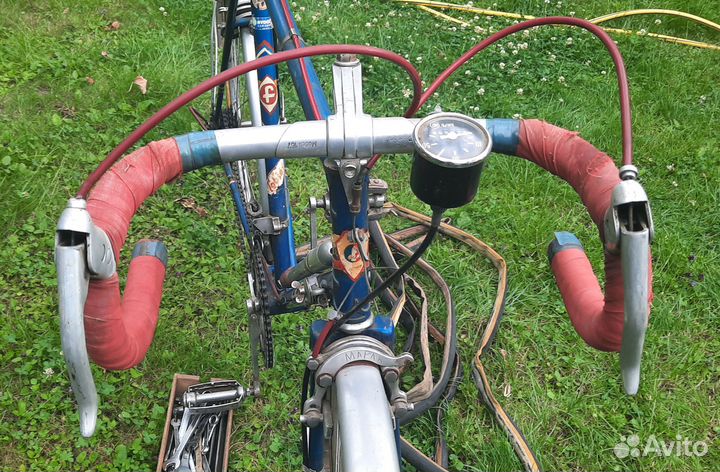 Древний шоссейный велосипед Favorit