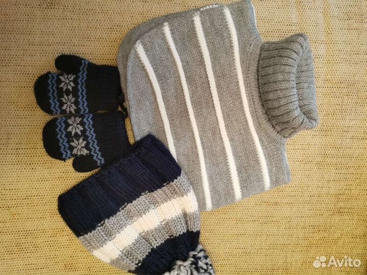 Комплект шапка, манишка и варежки для мальчика