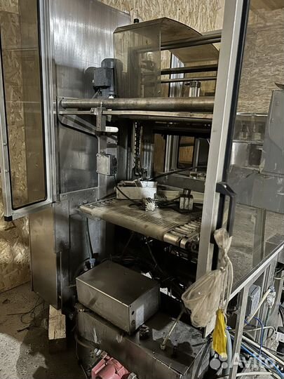 Термоупаковочный аппарат автомат с группиратором