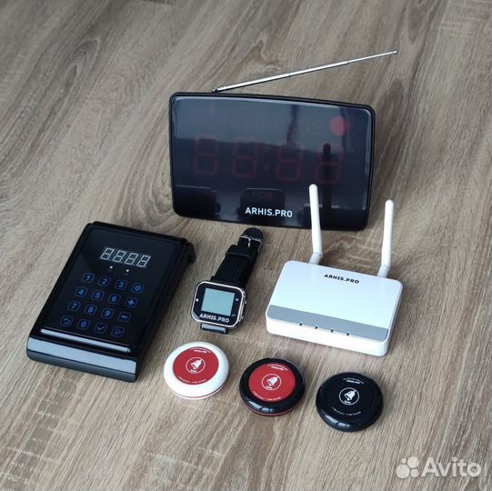 Кнопки вызова официанта с часами в оссортименте