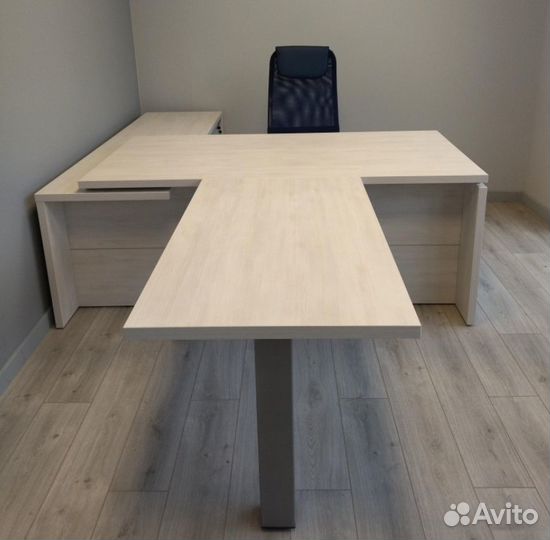 Стол руководителя угловой с приставкой и тумбой