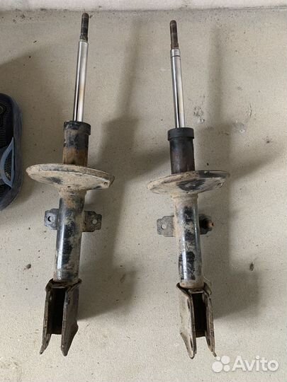 Стойки амортизатора передние duster