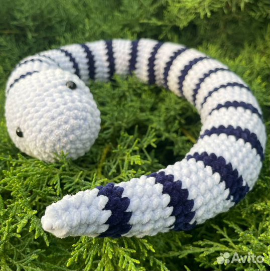 Вязаная змея игрушка