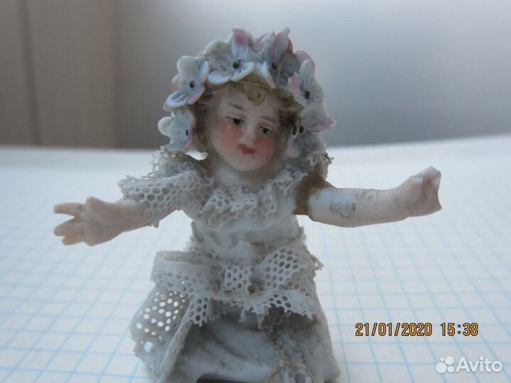 Маленькая куколка фарфор винтаж