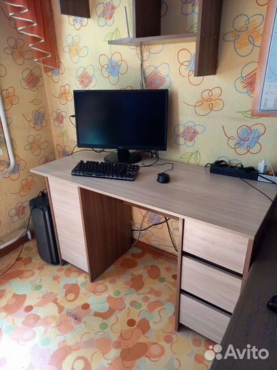 Компьютерный стол