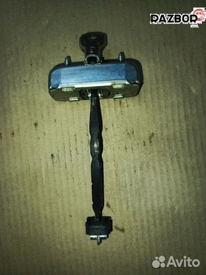 Передний фиксатор дверей б/у Toyota Camry XV 70