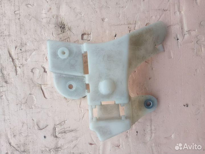 Кронштейн обшивки стойки правый Volkswagen Passat