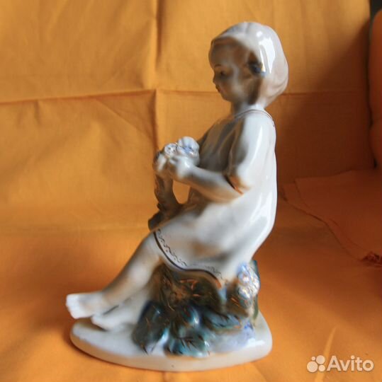 Фарфор: Статуэтка «Девочка с венком»