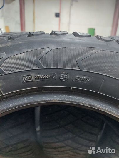 Goodyear Ultragrip Ice Arctic 215/60 R16