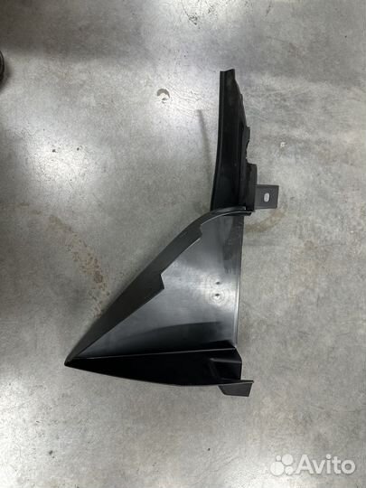 Дефлектор радиатора правый Ford Focus2 1424095