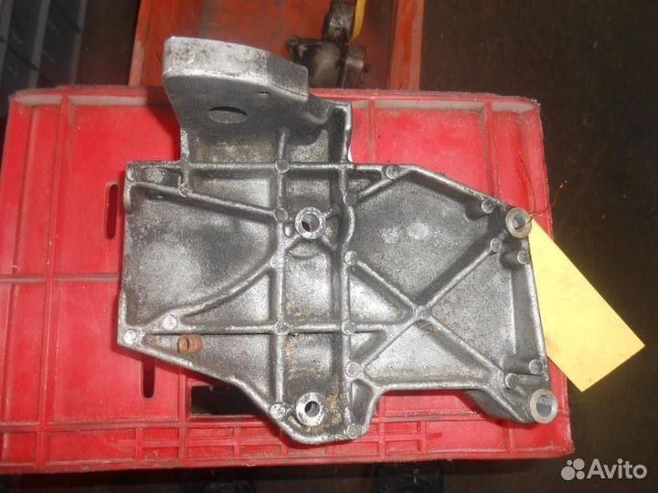 Кронштейн кондиционера Audi A4/RS4