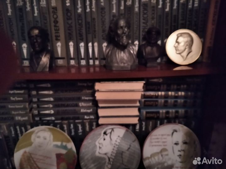 Коллекция бюстов и плакеток русских писателей