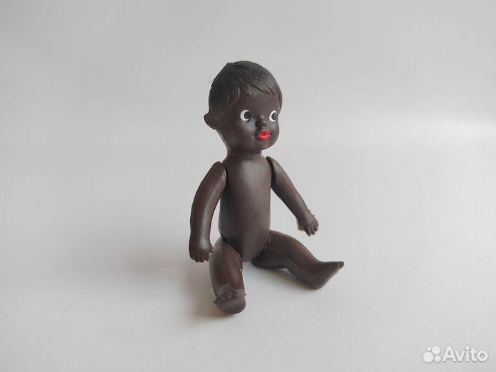 Малыш афроамериканец в вязанном конвертике