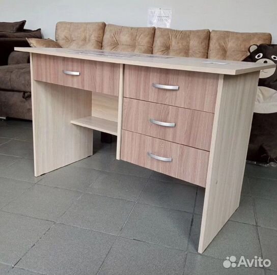 Письменный стол с ящиками