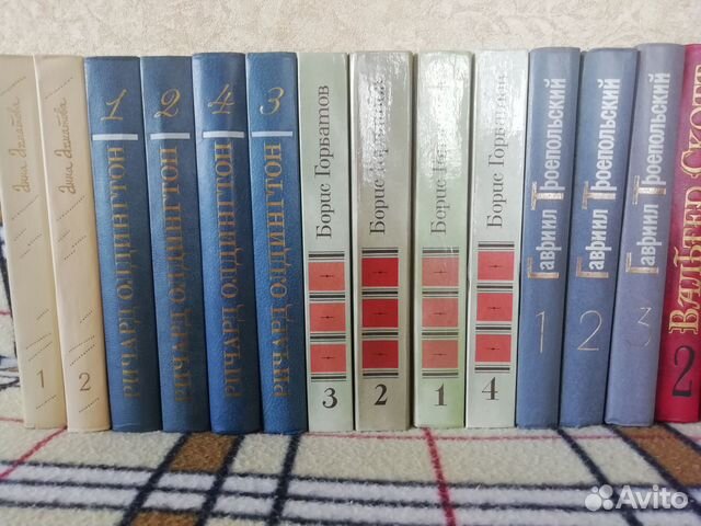 Книги разных жанров и сборники произведений