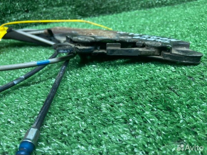 Замок двери задний левый Toyota Noah