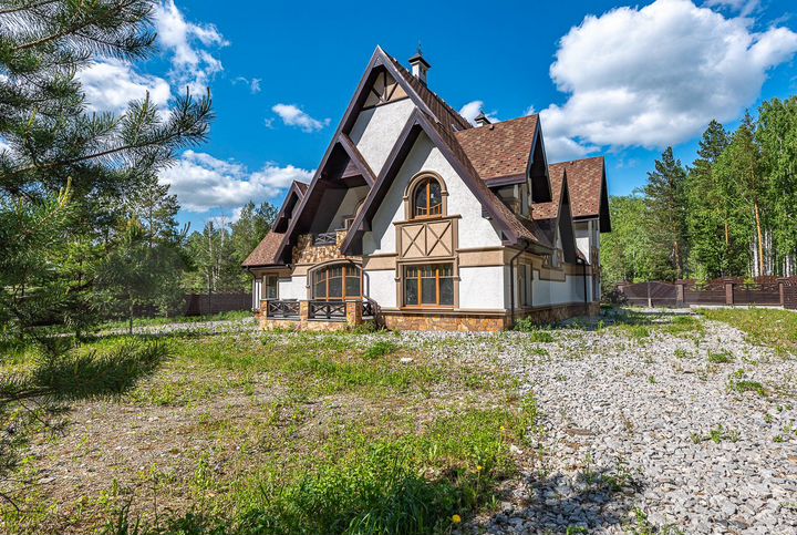 Коттедж 560 м² на участке 18,5 сот.